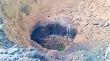 बेरमो: झिरकी गांव के पास भू-धसान, तेज आवाज के साथ बना गड्ढा