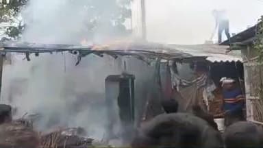 नाथनगर: रत्तीपुर बैरिया में खाना बनाने के बाद चूल्हे से घर में लगी आग, सारा सामान जलकर राख