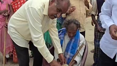 కుప్పం: పెన్షన్లతోపాటు తిరుమల లడ్డు పంపిణీ చేసిన ఆర్టీసీ వైస్ చైర్మన్ మునిరత్నం