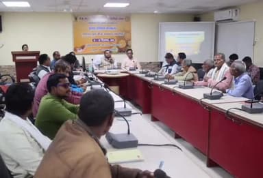 मऊ: कुसमौर में बिहार के किसान राष्ट्रीय बीज विज्ञान एवं प्रौद्योगिकी संस्थान में ले रहे प्रशिक्षण