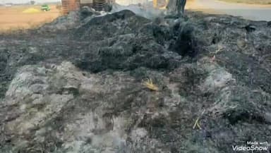चुनार: जमालपुर के सहिजनी गांव के पास सड़क किनारे सिवान में रखा 10 बीघे का पुआल जलकर हुआ राख