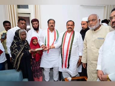 వర్ని: కోటగల్లీలో ఇటీవల ఓఇల్లు అగ్ని ప్రమాదానికి దగ్ధమైంది,దీంతో PCC చీఫ్ మహేష్ కుమార్ గౌడ్, షబ్బీర్ అలీ ఆర్థిక సహాయం అందజేశారు