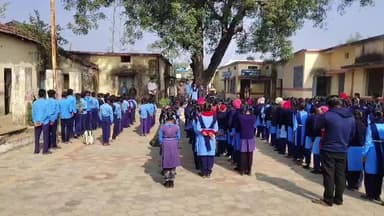 बड़वारा ग्राम पंचायत के मिडिल स्कूल में गीता के पन्द्रहवें अध्याय का वाचन किया गया जो बहुत ही सुन्दर कदम है एचपीचंद्राशव