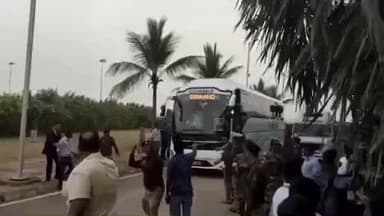 आरंग: रायपुर में होने वाले मैच के लिए भारत और साउथ अफ्रीका के खिलाड़ी एयरपोर्ट पहुंचे, लोगों में भारी उत्साह