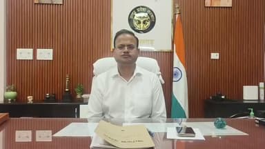 आज़मगढ़: डीएम रविंद्र कुमार की संस्तुति पर ADA के सहायक अभियंता प्रवीण श्रीवास्तव को गंभीर अनियमितताओं के आरोप में सस्पेंड किया गया