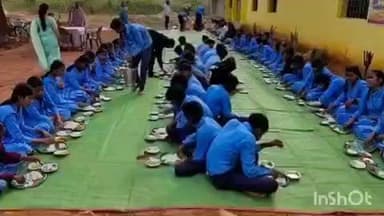 बकावंड: कमिश्नर बस्तर संभाग के निर्देशन में हाई स्कूल कोलचूर में नेउता भोज का आयोजन हुआ