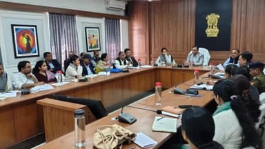 सीकर: कलेक्ट्रेट सभागार में जिला स्तरीय अधिकारियों की बैठक का आयोजन, जिला कलेक्टर मुकुल शर्मा रहे मौजूद