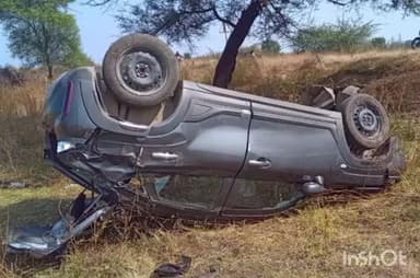 कन्नौद: नापाखेड़ी तिराहे पर नीलगाय को बचाने में शादी समारोह से लौट रहे परिवार की कार पलटी