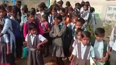 धरियावद: राजकीय उच्च प्राथमिक विद्यालय जायाखेड़ा में विद्यालय के माहौल से ग्रामीण नाखुश, ताला जड़कर CBEO ने की कार्रवाई