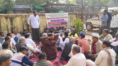 केशोरायपाटन: केशवरायपाटन में अतिवृष्टि से फसलों के खराबे का मुआवजा न मिलने से आक्रोशित किसानों ने एसडीएम कार्यालय पर धरना दिया