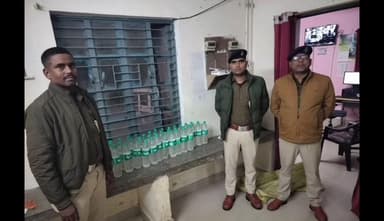 धरहरा: धरहरा में 50 लीटर देशी महुआ शराब बरामद, बाइक सवार बोरी छोड़कर फरार