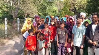 खंडवा: टाकली कला के आदिवासी परिवार ने ज़मीन विवाद में न्याय के लिए कलेक्ट्रेट और एसपी ऑफिस में किया हंगामा