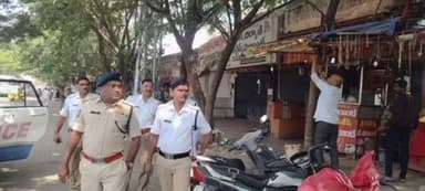 సిద్దిపేట అర్బన్: సిద్దిపేట పట్టణంలో ఫుట్ పాత్ లను ఆక్రమించిన వ్యాపారులపై చర్యలు తీసుకున్న పోలీసులు