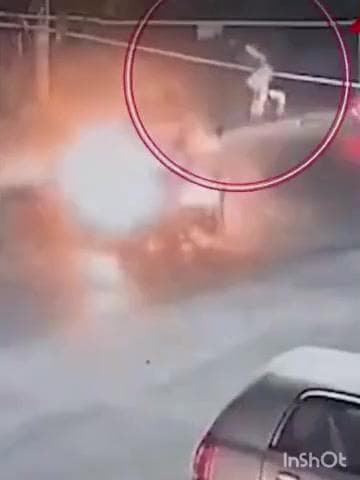 चांदपुर: कार से हुई टक्कर में 15 फीट उछलकर गिरे बाप-बेटे का वीडियो वायरल, बोनट में फंसकर क्लर्क 30 मीटर घिसटने से हुई मौत