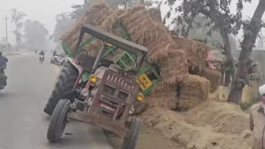 स्वार: रामपुर मार्ग पर पलटी ओवरलोड ट्रॉली, गिल्टों के नीचे जिन्दा दबा मिला बड़ा काला सांप