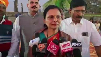 सिंदखेड राजा: राष्ट्रमाता मासाहेब जिजाऊ यांच्या जयंतीनिमित्त शिवसेना प्रवक्ता जयश्री शेळके राजमाता जिजाऊ यांच्या चरणी नतमस्तक