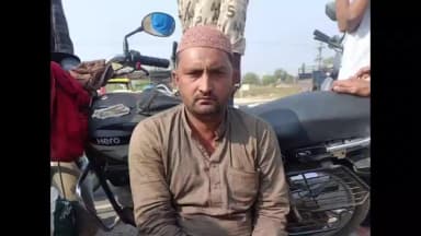 ગોધરા: શહેર બી ડિવિઝન પોલીસ અને ગૌરક્ષક સ્ક્વોડ પોલીસે લુણાવાડા રોડ પરથી ગૌમાંસનો જથ્થો લઈને આવતા ઇસમને ઝડપી પાડ્યો હતો