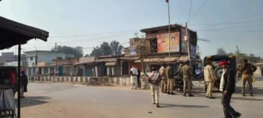 बांसडीह: सुखपूरा कस्बे में व्यापारियों ने गांधीवादी तरीके से अपनी-अपनी दुकाने बंद कर चोरी के खुलासे की की मांग