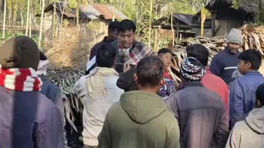 মাৰ্ঘেৰিটা: ১ নং টকৌৱনী গাঁওত বনৰীয়া হাতীয়ে সন্ত্ৰাস সৃষ্টি কৰা কেইবাটাও পৰিয়ালৰ কাষত উপস্থিত বিধায়ক সুৰেন ফুকন