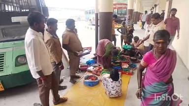 மேட்டுப்பாளையம்: மேட்டுப்பாளையம் பேருந்து நிலையத்தில் நடைபாதை ஆக்கிரமித்த அகடைகள் அகற்றம்