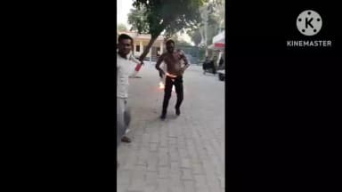 गुन्नौर: धनारी थाने के मुख्य गेट के सामने युवक ने पेट्रोल छिड़कर खुद को लगाई आग, वीडियो सोशल मीडिया पर हुआ वायरल