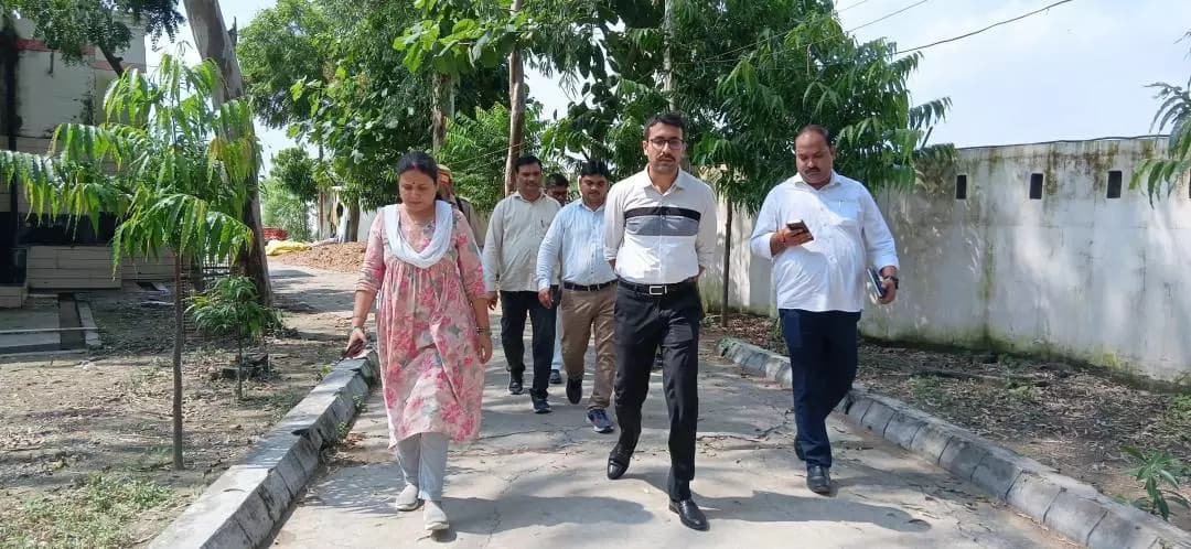 गौरीगंज: अमेठी के इंटर कॉलेज में डीएम ने भोजन और व्यवस्थाओं का कड़ा निरीक्षण किया