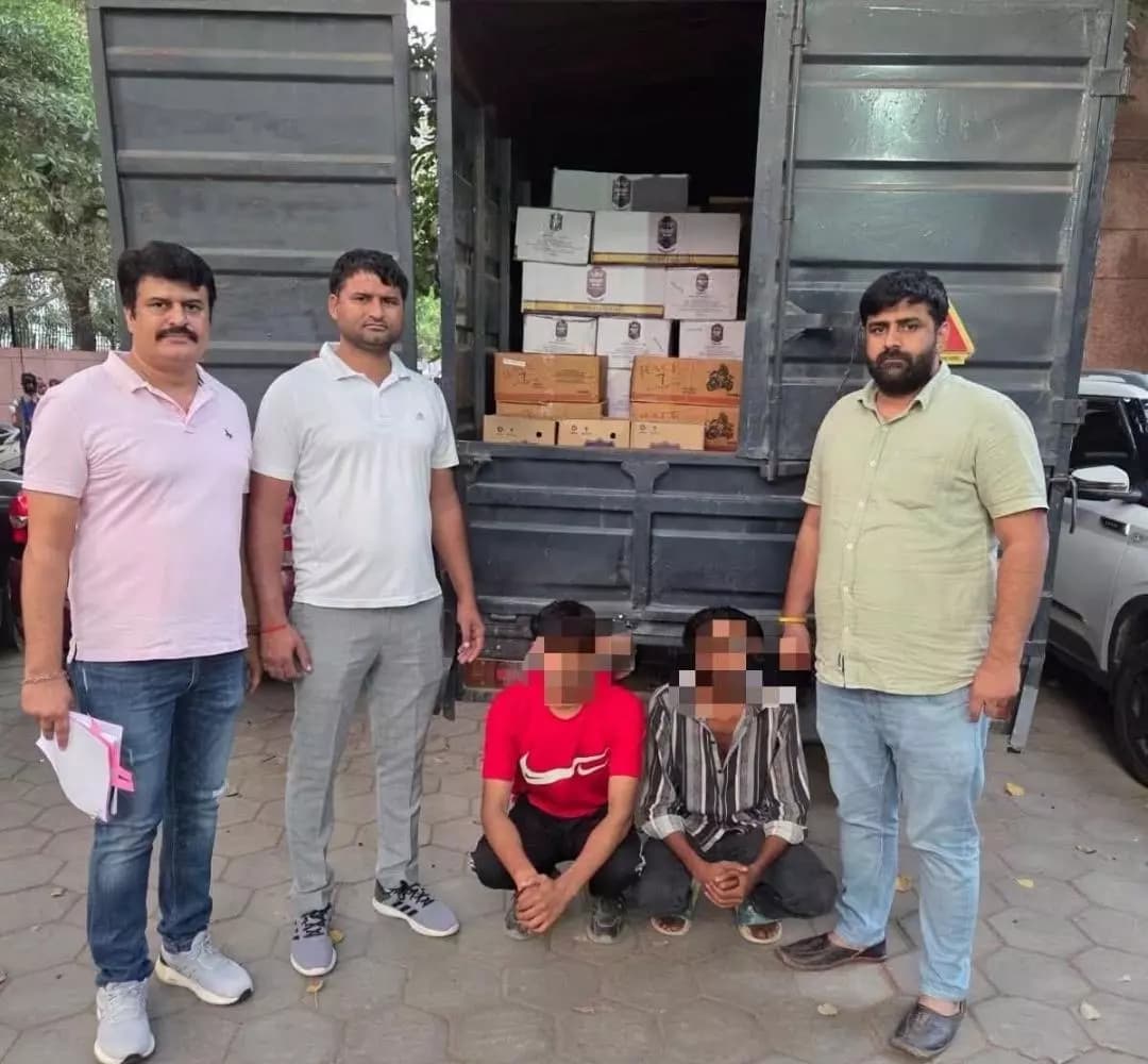 रोहिणी: उत्तर जिला पुलिस ने 2 आरोपियों के साथ 216 पेटियां अवैध शराब बरामद की