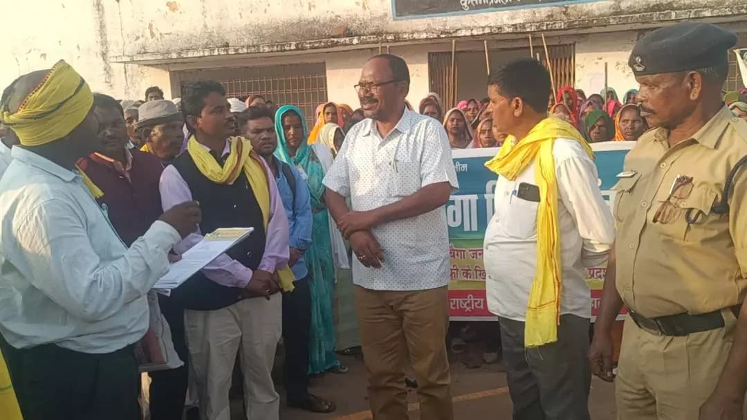 कुसमी: सिंगरौली में राशन वितरण में अनियमितता, बैगा समाज ने तहसीलदार से शिकायत की
