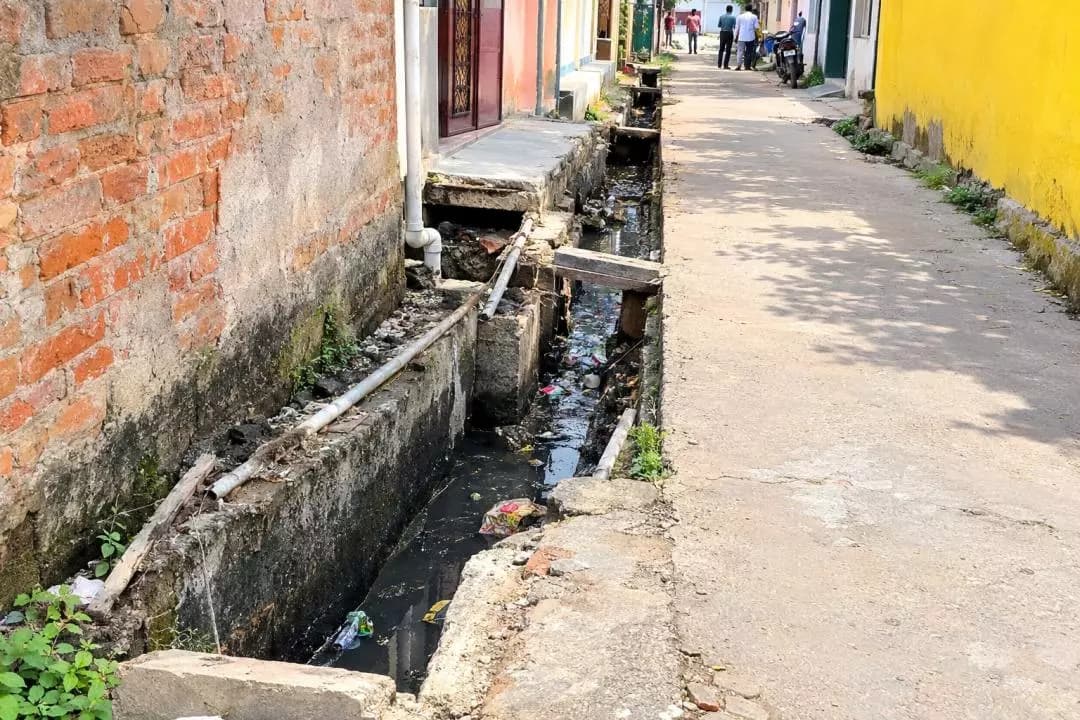 बड़े बचेली: बचेली में दो वर्षीय बच्चा खुली नाली में गिरा, घायल