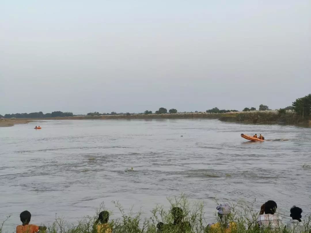 तरियानी चौक: तरियानी प्रखंड में व्यक्ति के डूबने पर SDRF ने शुरू किया रेस्क्यू ऑपरेशन