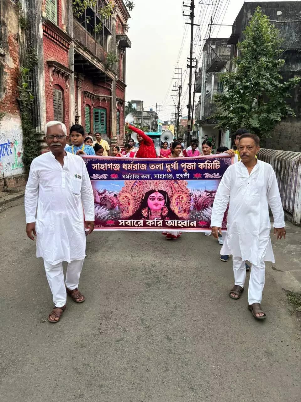 চুঁচুড়া-মগরা: সাহাগঞ্জ কাঁসারিপাড়ায় দুর্গাপূজোর শোভাযাত্রায় নতুন রঙে হাজারের সমাগম
