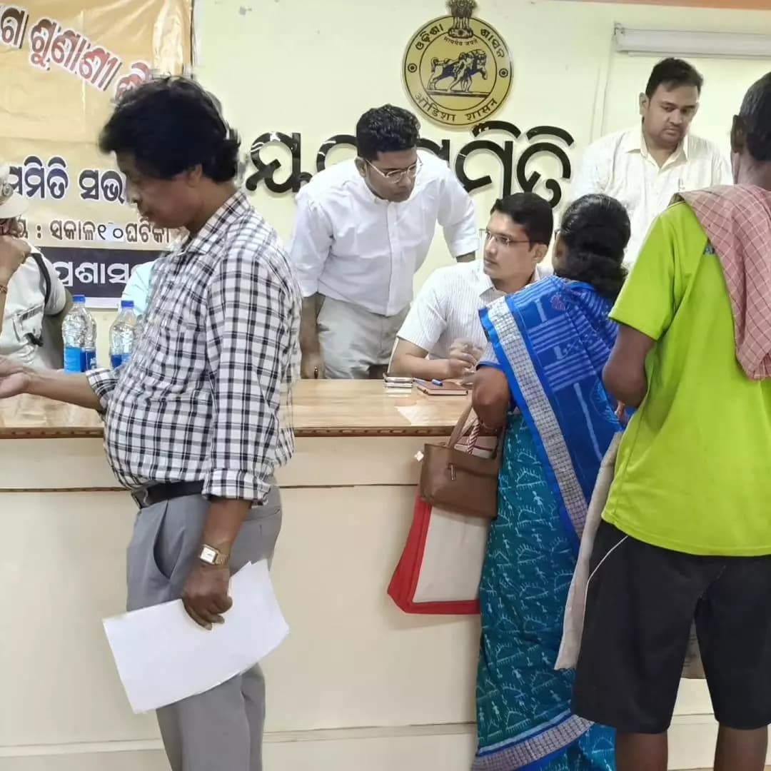 କଟକ ପୌରାଞ୍ଚଳ: ବାରଙ୍ଗ ବ୍ଲକରେ ଯୁଗ୍ମ ଜନ ଅଭିଯୋଗ ଶିବିର: ସମସ୍ୟାର ତୁରନ୍ତ ସମାଧାନ କରୁଛନ୍ତି ଜିଲ୍ଲାପାଳ