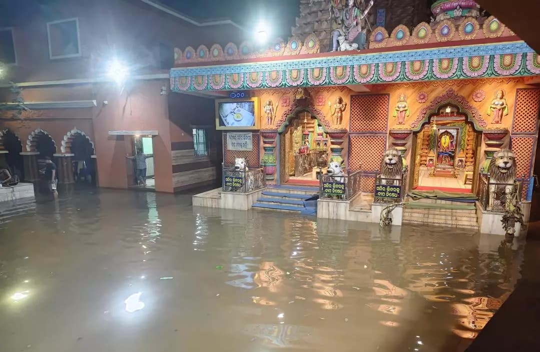 କଟକ ପୌରାଞ୍ଚଳ: ଗଡ଼ଗଡ଼ିଆ ମନ୍ଦିର ନିକଟରେ ଫାଟିଲା ପାଇପ, ବହିଯାଉଛି ପାଣି