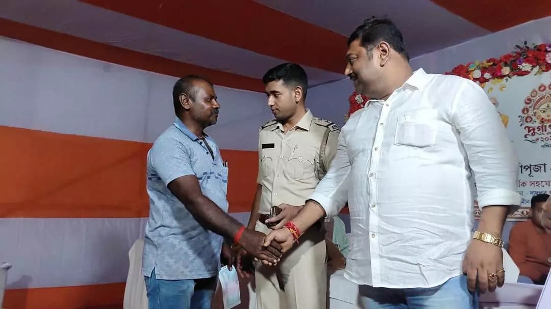 পোলবা-দাদপুর: হুগলি দাদপুরে পুজো কমিটিকে সরকারি চেক বিতরণ, উপস্থিত থাকলেন বিধায়ক স্বরাজ ঘোষ