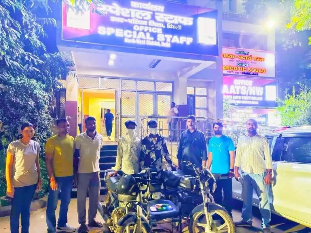 रोहिणी: उत्तर-पश्चिम जिला में दो कुख्यात झपटमार और वाहन चोर गिरफ्तार, 4 मोबाइल और 2 मोटरसाइकिलें बरामद