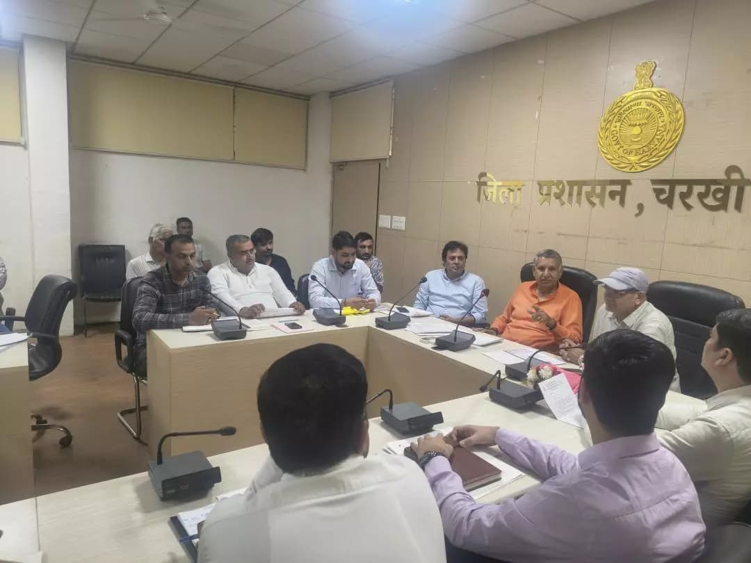 चरखी दादरी: सांसद चौ धर्मबीर सिंह ने की लंबित विकास कार्यों की सख्त समीक्षा