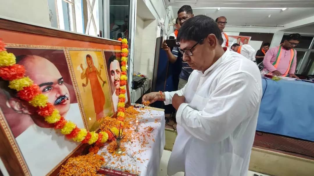 রায়গঞ্জ: তপশিলি মোর্চার নবনিযুক্ত রাজ্য সভাপতি বিশ্বজিৎ বিশ্বাসের সংবর্ধনা সভায় বিজেপি নেতৃত্বের উপস্থিতি