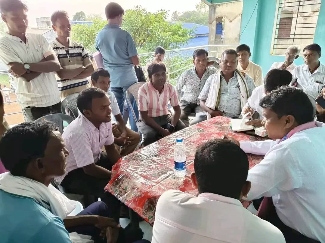 নয়াগ্রাম: খড়িকামাথানীতে জনতার সঙ্গে সরাসরি কথা বললেন মন্ত্রী অমিয় কিস্কু
