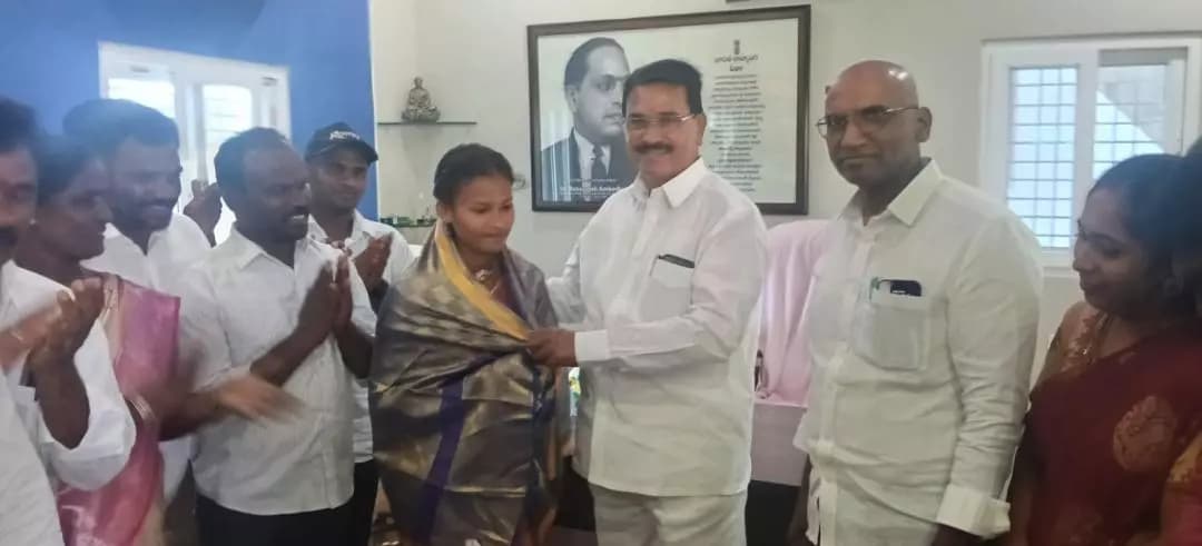 వనపర్తి: మెడికల్ సీటు సాధించిన పెబ్బేరు విద్యార్థిని భవానికి అభినందనలు