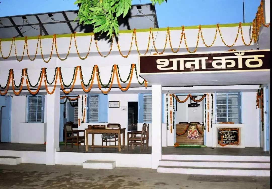कांठ: मुरादाबाद में खुला बिजली बॉक्स बना जानलेवा खतरा, प्रशासन नाकाम
