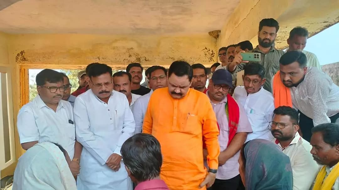 गडचिरोली: मृतक विद्यार्थिनीच्या पालकांनी आदिवासी विकास मंत्र्यासमोर केली महिला अधिकाऱ्यांवर तक्रार