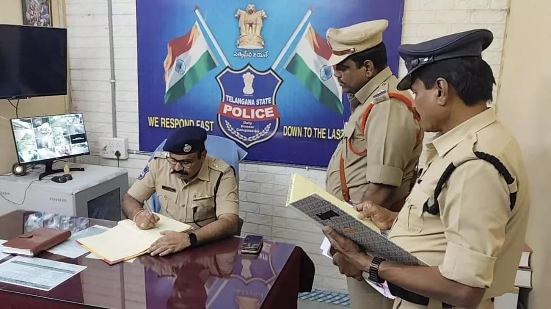 హాజీపూర్: మంచిర్యాల: హాజీపూర్ పోలీస్ స్టేషన్లో డీసీపీ ఎ. భాస్కర్ ఆకస్మిక తనిఖీ