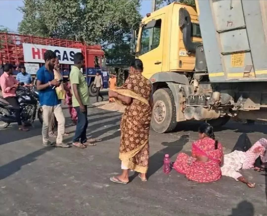 మధిర: ఖమ్మం: మధిర సిరిపురం వద్ద టిప్పర్, ఆటో ఢీ - కూలీలకు గాయాలు