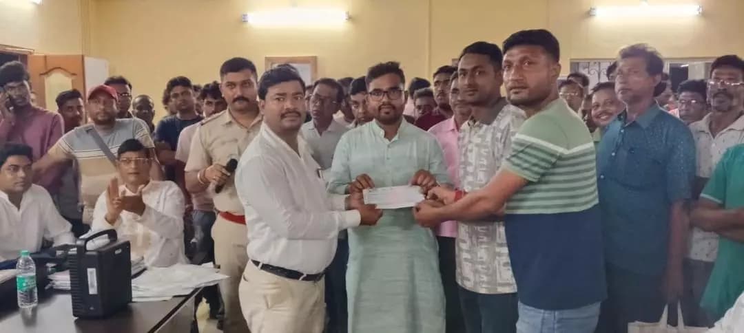 উদয়নারায়ণপুর: উদয়নারায়নপুরে দুর্গাপূজা ক্লাব গুলিকে পেঁড়ো থানার চেক প্রদান