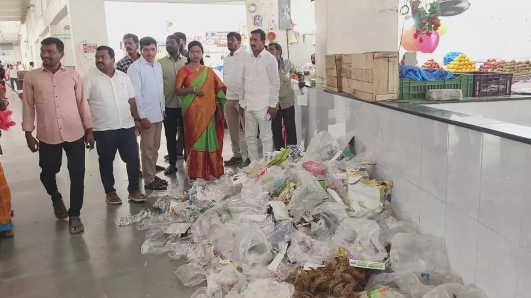 గజ్వేల్: గజ్వేల్ ఇంటిగ్రేటెడ్ మార్కెట్ దుస్థితి: 6 నెలలుగా జీతాలు లేక కార్మికుల కన్నీరు