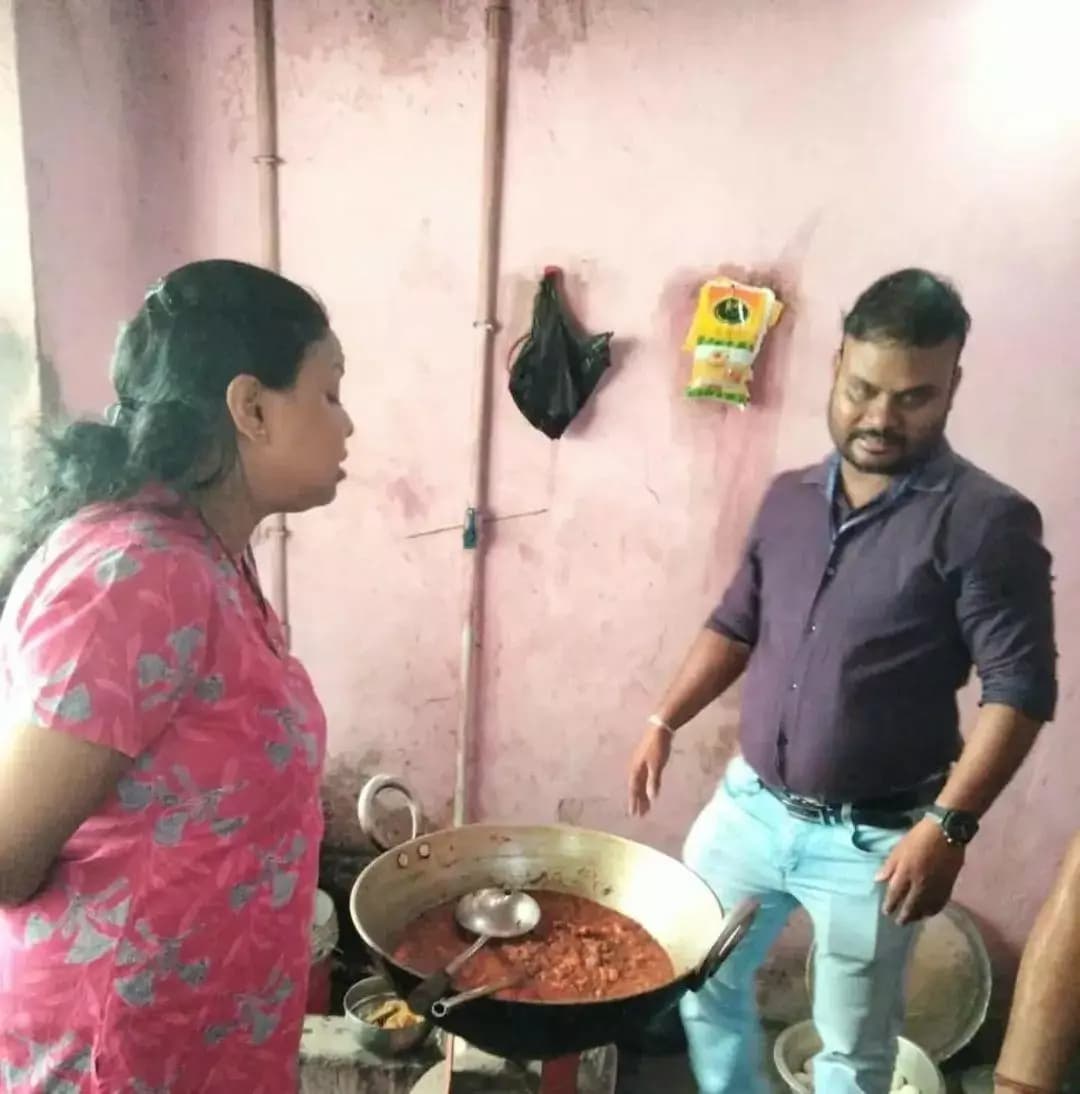 କଟକ ପୌରାଞ୍ଚଳ: କଟକରେ ଖାଦ୍ୟ ସୁରକ୍ଷା ବିଭାଗର ଚଢାଉ: ପୂଜା ବଜାରରୁ ନଷ୍ଟ ହେଲା ବାସୀ ଖାଦ୍ୟ