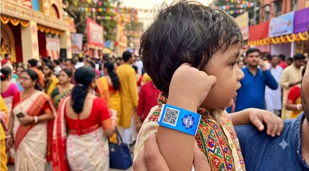 কলকাতা: কলকাতার দুর্গাপুজোর ভিড়ে হারিয়ে যাওয়া শিশুদের জন্য কিউআর কোড যুক্ত রিস্টব্যান্ড চালু