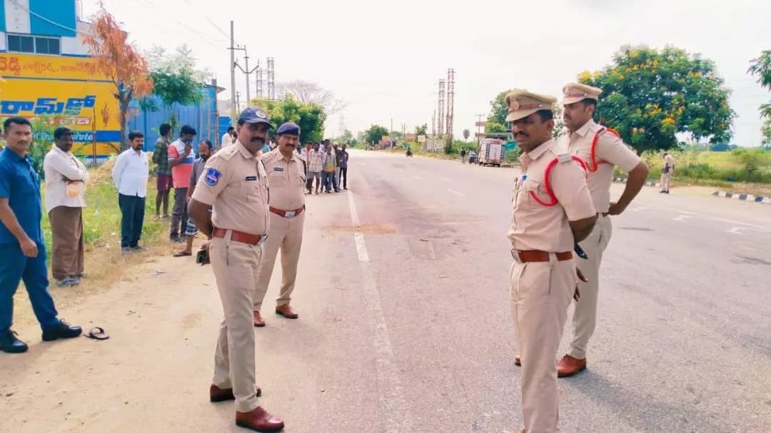 సూర్యాపేట: సూర్యాపేటలో ఘోర ప్రమాదం: మార్నింగ్ వాక్కు వెళ్లిన ఇద్దరి మృతి