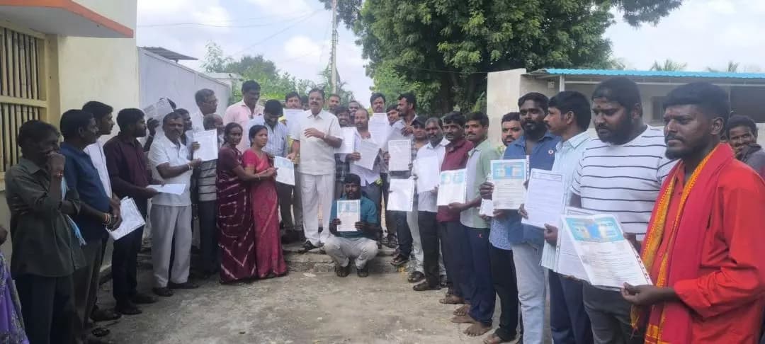 నార్కెట్పల్లి: నల్లగొండ జిల్లా: 30 నిరుపేద కుటుంబాలకు భూదానం చేసిన మాజీ సర్పంచ్