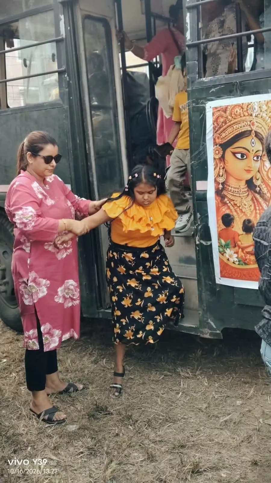 মাটিগাড়া: শিলিগুড়ি পুলিশের সঙ্গে বিশেষ চাহিদাসম্পন্ন ১৫০ জনের পুজো পরিক্রমা